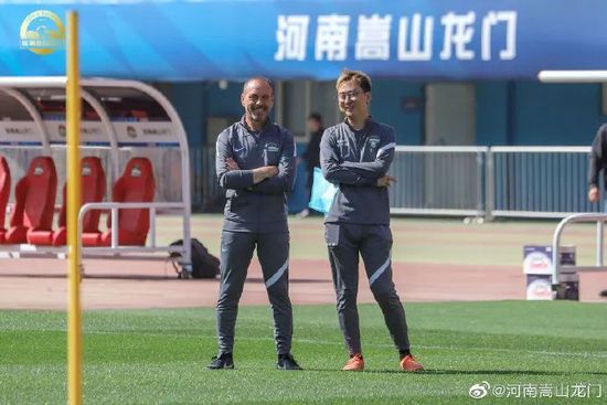 两个字形容就是很帅，三个字形容就是非常帅，四个字形容的话，就是又酷又帅......杜海清不禁笑出声来：有你说的这么夸张吗？苏知鱼认真道：妈，我真的一点都不夸张，他长得就是很帅，不但帅，还酷的一塌糊涂。
